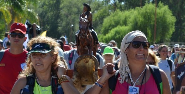 MÁS DE 500 PEREGRINOS LE RINDIERON HOMENAJE AL CURA GAUCHO