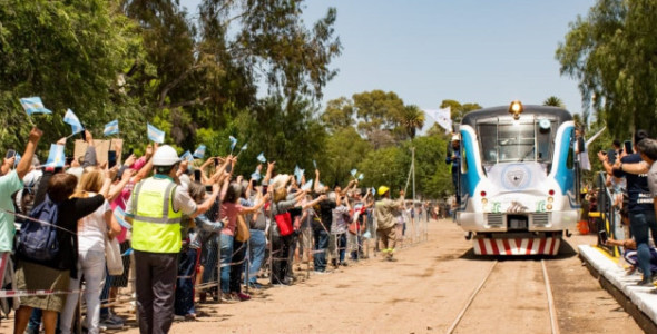 UNA MULTITUD RECIBIÓ EL VIAJE INAUGURAL DE TREN DE LAS SIERRAS EN CAPILLA DEL MONTE 
