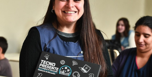 APUESTA A LA FORMACIÓN DOCENTE: ESTUDIANTES DE PROFESORADOS RECIBEN NETBOOKS PARA CURSAR SUS ESTUDI