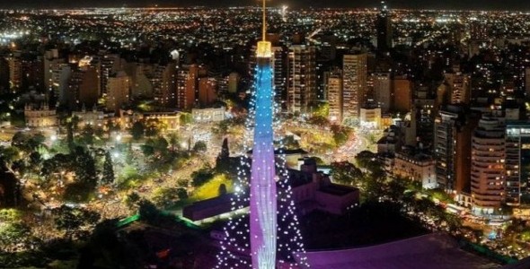 CÓRDOBA ENCENDIÓ SU ÁRBOL DE NAVIDAD, UNO DE LOS MÁS GRANDES DE SUDAMÉRICA