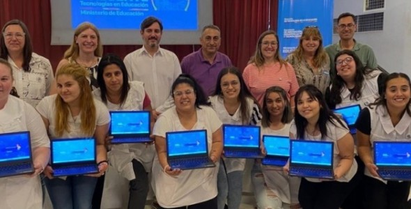 LA PROVINCIA ENTREGÓ OTRAS 192 NETBOOKS A FUTUROS DOCENTES