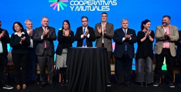 LA PROVINCIA FIRMÓ UN HISTÓRICO ACUERDO CON MUTUALES Y COOPERATIVAS PARA IMPULSAR EL DESARROLLO LO