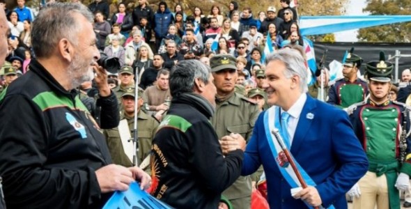 EN COLONIA CAROYA, LLARYORA ENCABEZÓ EL DESFILE CÍVICO-MILITAR EN CONMEMORACIÓN DEL 9 DE JULIO