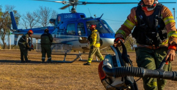 BOMBEROS VOLUNTARIOS CONTINÚAN COMBATIENDO EL INCENDIO EN LA ZONA DEL CERRO CHAMPAQUÍ