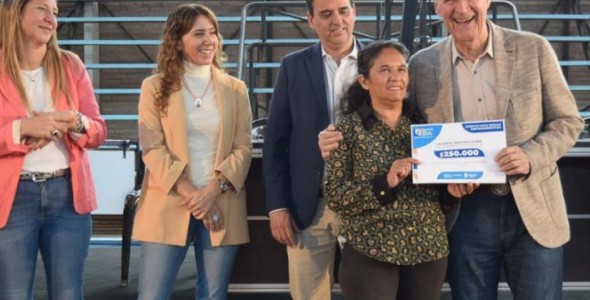 RÍO CUARTO: SCHIARETTI ENTREGÓ CRÉDITOS PARA EMPRENDIMIENTOS PRODUCTIVOS Y MEJORA DE VIVIENDAS