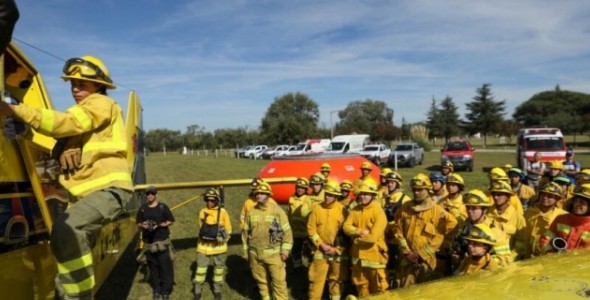INCENDIOS FORESTALES: BOMBEROS CORDOBESES SE ENTRENAN EN “OPERACIONES SEGURAS CON AERONAVES”