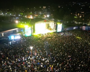 VILLA CARLOS PAZ CERRÓ LA FIESTA DE LA PRIMAVERA CON UN INNOVADOR SHOW LUMÍNICO DE DRONES ÚNICO E