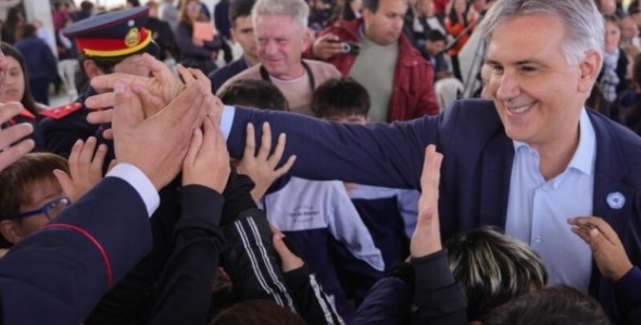 EN LA PLAYOSA, LLARYORA ENTREGÓ VIVIENDAS Y ANUNCIÓ RECURSOS PARA OBRAS