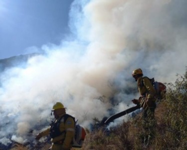 GUASAPAMPA: EL INCENDIO CONTINÚA ACTIVO