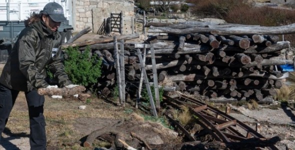 LA PROVINCIA ENTREGÓ LEÑA DECOMISADA A FAMILIAS Y ESCUELAS DE PAMPA DE ACHALA