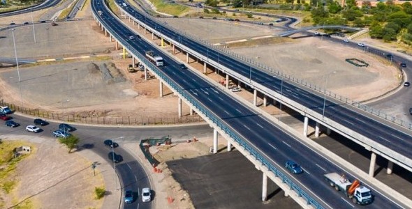 LA CONSTRUCCIÓN DEL NUEVO ESTACIONAMIENTOS FRENTE AL ESTADIO KEMPES, CON UN AVANCE DEL 40%