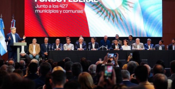ACOMPAÑADO POR MÁS DE 400 INTENDENTES Y JEFES COMUNALES, LLARYORA FIRMÓ EL FONDO FEDERAL CORDOBÉ