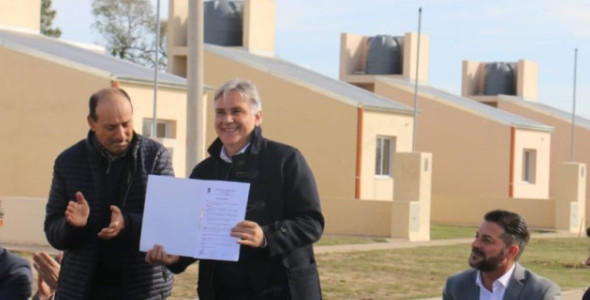 LLARYORA INAUGURÓ VIVIENDAS EN WENCESLAO ESCALANTE Y ENTREGÓ APORTES PARA DISTINTAS OBRAS