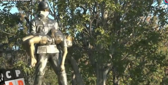Intervención en monumento al bombero de Carlos Paz 