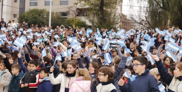 GRAN CONVOCATORIA EN EL ACTO POR EL DÍA DE LA BANDERA CON LA PROMESA DE LOS ALUMNOS