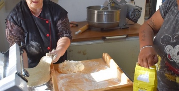 PAN QUE SE COMPARTE: EN LA CASITA DE FRANCISCO, EL TRABAJO COLECTIVO SE TRANSFORMA EN ALIMENTO Y ESP