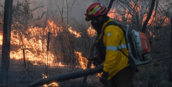 INCENDIO DE LA CALERA: BOMBEROS CONTROLARON EL PERÍMETRO Y EL FUEGO NO INGRESÓ AL BARRIO LA CUESTA