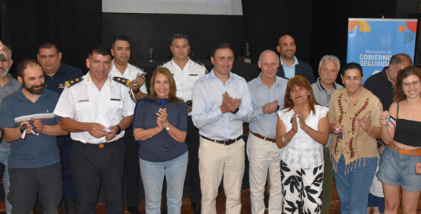 LÓPEZ ENTREGÓ PULSADORES DE ALARMAS COMUNITARIAS A VECINOS DE VILLA ALLENDE