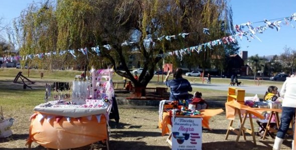 Feria de emprendedores en la costanera de la ciudad