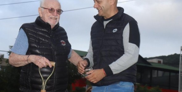 Pepe Soriano plantó un árbol en la terminal de Carlos Paz