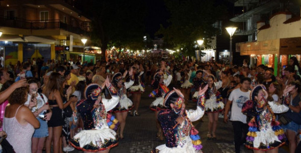 UNA MULTITUD DISFRUTÓ DEL COLORIDO CARNAVAL INTERNACIONAL EN VILLA CARLOS PAZ