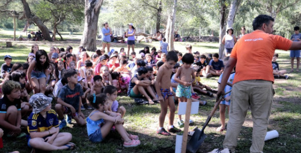 SE REALIZÓ UNA PLANTACIÓN DE ÁRBOLES AUTÓCTONOS Y CHARLAS DE CUIDADO DEL AMBIENTE EN LA ESCUELA 