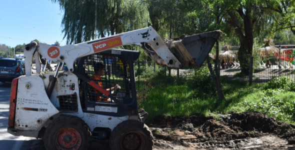 SERVICIOS PÚBLICOS: CONTINÚAN LOS TRABAJOS DE MANTENIMIENTO DE CALLES DE TIERRA Y LIMPIEZA DE DESA
