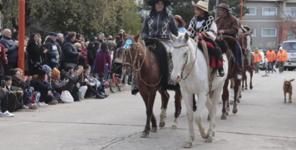 EMOTIVA CELEBRACIÓN DEL 25 DE MAYO EN VILLA CARLOS PAZ, ACTO, DESFILE GAUCHO, Y MATEADA PATRIÓTICA