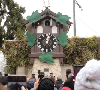 VECINOS Y TURISTAS CELEBRARON EL 66° ANIVERSARIO DEL ICÓNICO RELOJ CUCÚ DE VILLA CARLOS PAZ