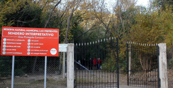 PLANTACIÓN DE ÁRBOLES NATIVOS Y COLOCACIÓN DE CARTELERÍA EN LA RESERVA DEL BARRIO ALTOS DE LAS V