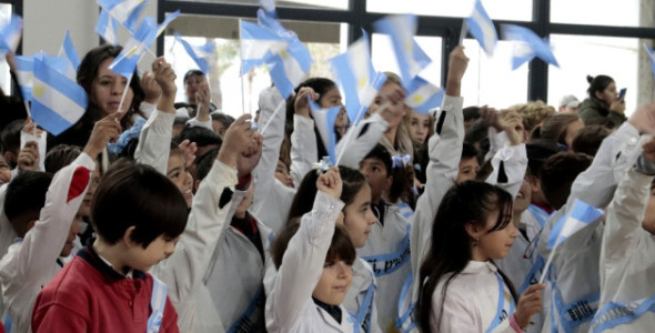 EMOTIVO COMPROMISO A LA BANDERA ARGENTINA EN EL ESTADIO ARENA