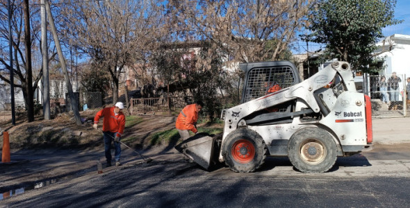 SERVICIOS PÚBLICOS: SE REALIZAN TAREAS DE BACHEO EN EL DISTRITO OESTE