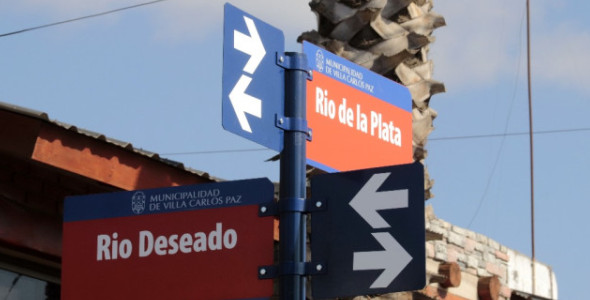 SERVICIOS PÚBLICOS: COLOCACIÓN DE NOMENCLADORES Y RENOVACIÓN DE LA SEÑALIZACIÓN VIAL EN BARRIO 