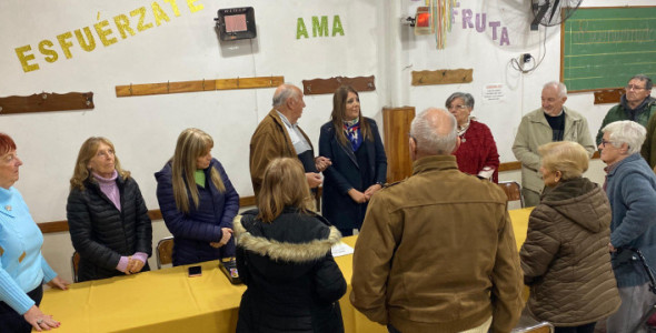 EL MUNICIPIO ENTREGÓ UNA AYUDA ECONÓMICA AL CLUB DE LOS ABUELOS