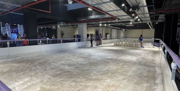VILLA CARLOS PAZ SUMA A SU OFERTA 2025 UNA DE LAS PISTAS DE PATINAJE SOBRE HIELO MÁS LARGAS DEL PA�
