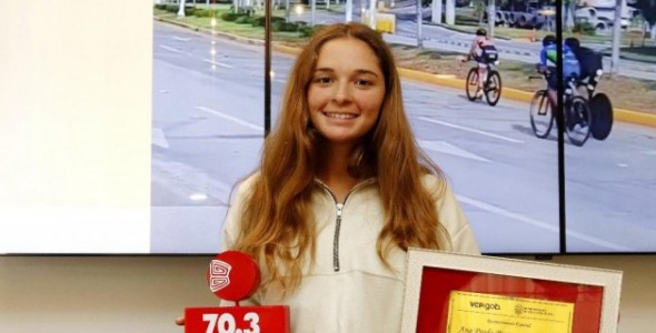 EL INTENDENTE ESTEBAN AVILÉS RECONOCIÓ A ANA BROUWER DE KONING (TRIATLÓN)