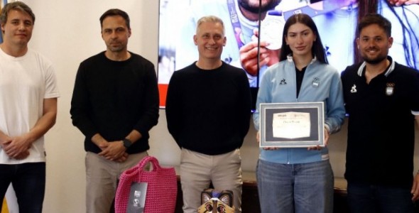 EL INTENDENTE ESTEBAN AVILÉS RECONOCIÓ A CHIARA FERRETTI, MEDALLISTA DE PLATA EN LOS JUEGOS PANAME