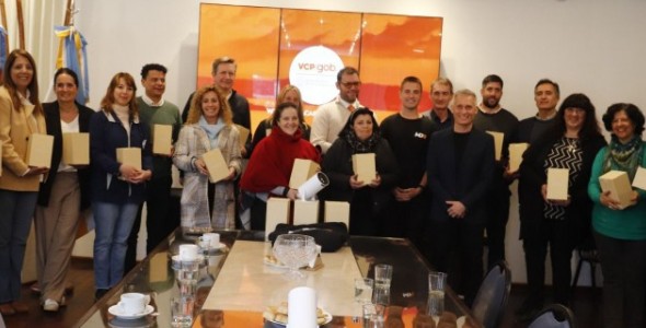 LA EMPRESA CARLOSPACENSE MDR DONÓ 20 PROYECTORES A ESCUELAS SECUNDARIAS DE LA CIUDAD