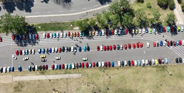 MÁS DE 300 FIAT 600 SE REUNIERON EN UNA FIESTA SOBRE LA COSTA DEL LAGO SAN ROQUE