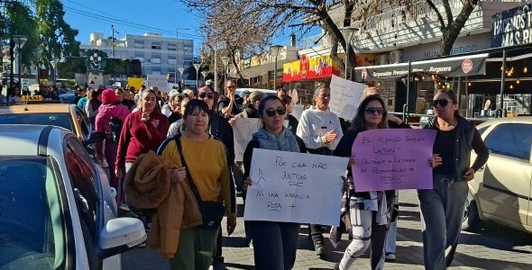 MARCHA EN CARLOS PAZ POR DENUNCIAS DE ABUSO EN UN JARDÍN: RECLAMAN AVANCES EN LA CAUSA