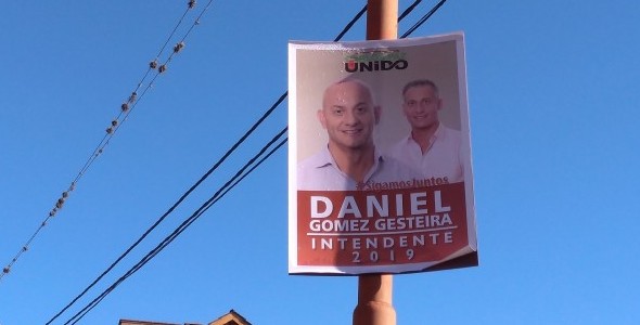 Carlos Paz Unido salió a colocar carteles por la campaña 