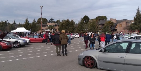 Encuentro de vehículos multimarca en el Parque de Asistencia del Rally