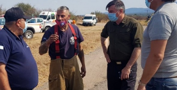 Trabajo de bomberos en un incendio en el norte de Punilla