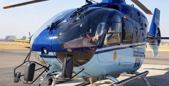 BOMBEROS HELITRANSPORTADOS PROCURAN EXTINGUIR EL FUEGO EN UNA MONTAÑA EN LA PAZ