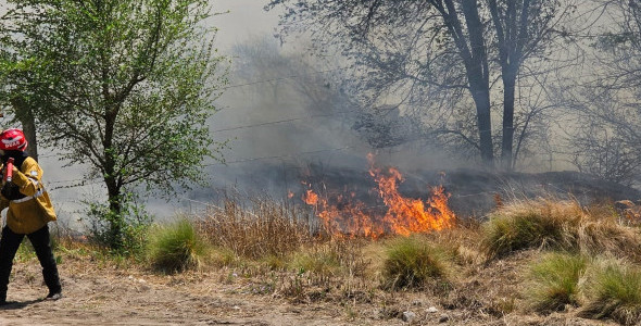 BOMBEROS CONTIENEN INCENDIOS EN TRASLASIERRA Y TRABAJAN EN UN FOCO ACTIVO EN ATHOS PAMPA