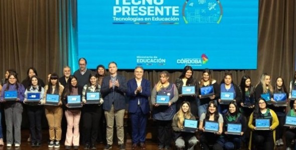 TODOS LOS ESTUDIANTES DE FORMACIÓN DOCENTE DE CÓRDOBA RECIBIERON SUS NETBOOKS EN 2024