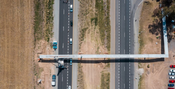 CAMINO A FALDA DEL CARMEN: AVANZA LA CONSTRUCCIÓN DE UNA PASARELA PEATONAL