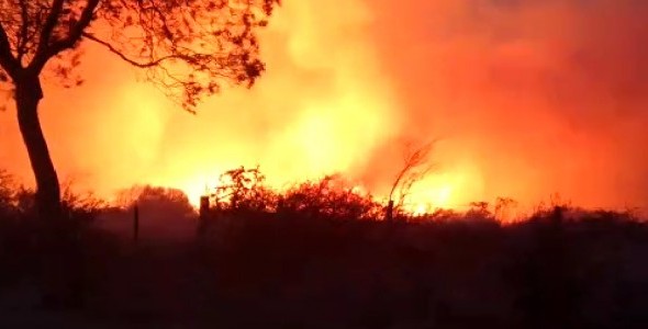 Bomberos logran controlar el intenso incendio en Tanti