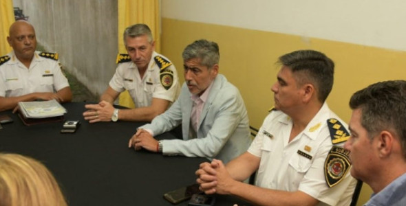 QUINTEROS SE REUNIÓ CON EL ESTADO MAYOR DE LA POLICÍA EN BARRIO ZEPA B