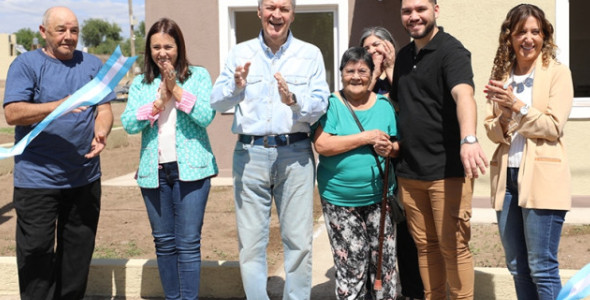 SCHIARETTI ENTREGÓ VIVIENDAS Y ANUNCIÓ UN AUMENTO EN LOS CRÉDITOS A EMPRENDEDORES 